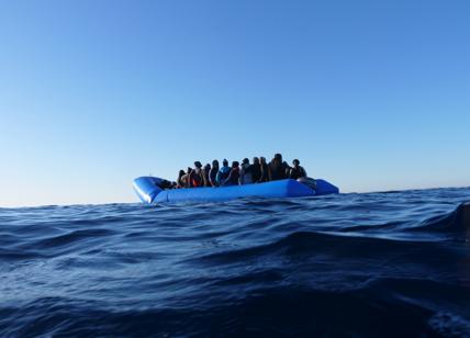 Migranti: 100 salvati da Mare Jonio. "Aspettiamo istruzioni Italia"