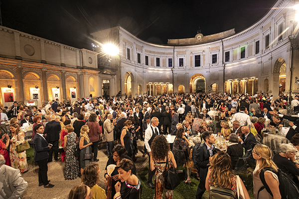 Cultura, Premio Strega: finale con sestina guidata da Veronesi con 210 voti