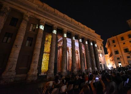 Tempio di Adriano, lo show di luci incanta Roma e turisti: anno da record