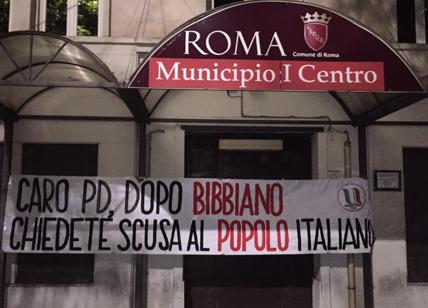 Bibbiano, migranti e accordo M5S: striscioni neofascisti sulle sedi Pd Roma