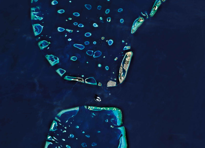Malé , Maldive Questa immagine mostra i gioielli delle Maldive: oltre 1000 isole coralline distribuite su più di 20 atolli. Alcune sono visibili nelle acque limpide turchesi. La capitale Malé, al centro dell’immagine, è densamente popolata. Malé , Maldive Questa immagine mostra i gioielli delle Maldive: oltre 1000 isole coralline distribuite su più di 20 atolli. Alcune sono visibili nelle acque limpide turchesi. La capitale Malé, al centro dell’immagine, è densamente popolata.