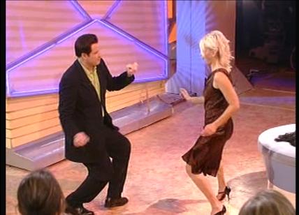 Amici 18, Maria De Filippi balla con John Travolta. Gli ospiti.. AMICI 18 NEWS