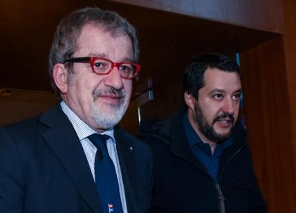 Roberto Maroni prende la tessera della Lega di Salvini: clamoroso!