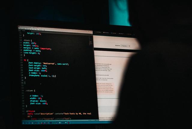 Dark web (foto: Mika Baumeister via unsplash.com)