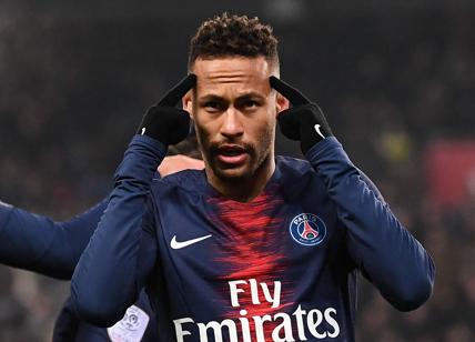 Neymar, pugno a tifoso: 3 turni di stop. E l'Uefa gliene conferma altri 3