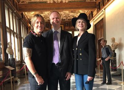 Nicole Kidman con Eike Schmidt