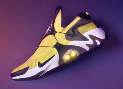 Nike: le scarpe robot si comandano con Siri