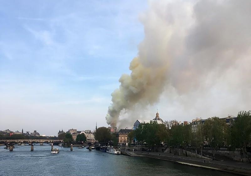Parigi, incendio la cattedrale di Notre-Dame (foto Lapresse) Parigi, incendio la cattedrale di Notre-Dame (foto Lapresse)