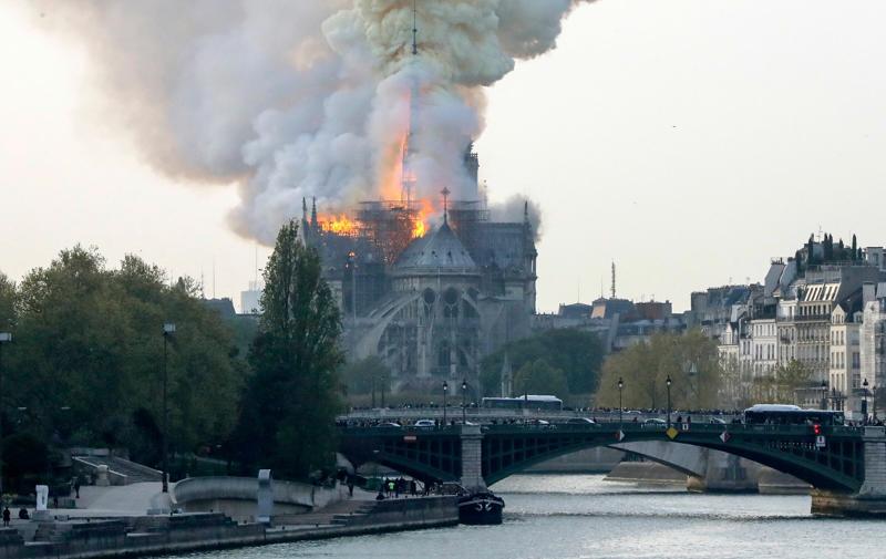 Parigi, incendio la cattedrale di Notre-Dame (foto Lapresse) Parigi, incendio la cattedrale di Notre-Dame (foto Lapresse)