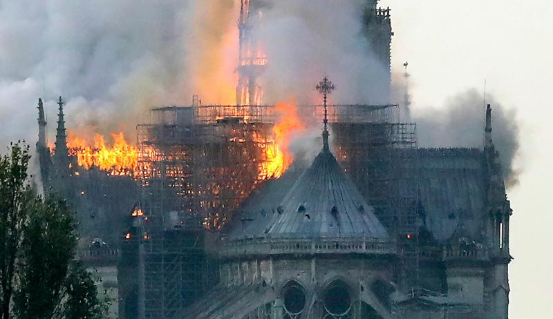 Parigi, incendio la cattedrale di Notre-Dame (foto Lapresse) Parigi, incendio la cattedrale di Notre-Dame (foto Lapresse)