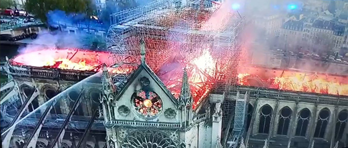 Notre Dame, polemiche sui pompieri. Ed è giallo sul cantiere incustodito
