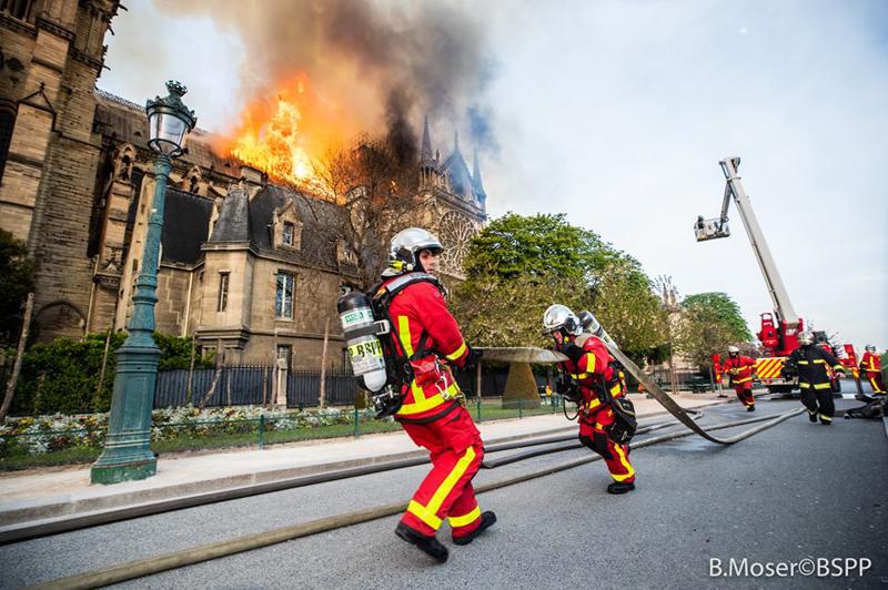 Foto Facebook Pompiers de Paris Foto Facebook Pompiers de Paris