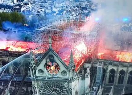 Notre Dame, i pompieri entrano nella cattedrale. Le prime foto dall'interno