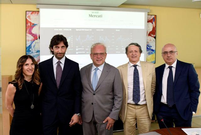 Da sinistra a destra: Karen Nahum (Vicedirettore Generale Publishin & Digital), Federico Silvestri (Direttore Generale 24ORE System), Giuseppe Cerbone (Amministratore Delegato Gruppo 24 Ore), Fabio Tamburini (Direttore Il Sole 24 Ore), Roberto Bernabò (Vicedirettore Sviluppo Digitale Il Sole 24 Ore) Da sinistra a destra: Karen Nahum (Vicedirettore Generale Publishin & Digital), Federico Silvestri (Direttore Generale 24ORE System), Giuseppe Cerbone (Amministratore Delegato Gruppo 24 Ore), Fabio Tamburini (Direttore Il Sole 24 Ore), Roberto Bernabò (Vicedirettore Sviluppo Digitale Il Sole 24 Ore)