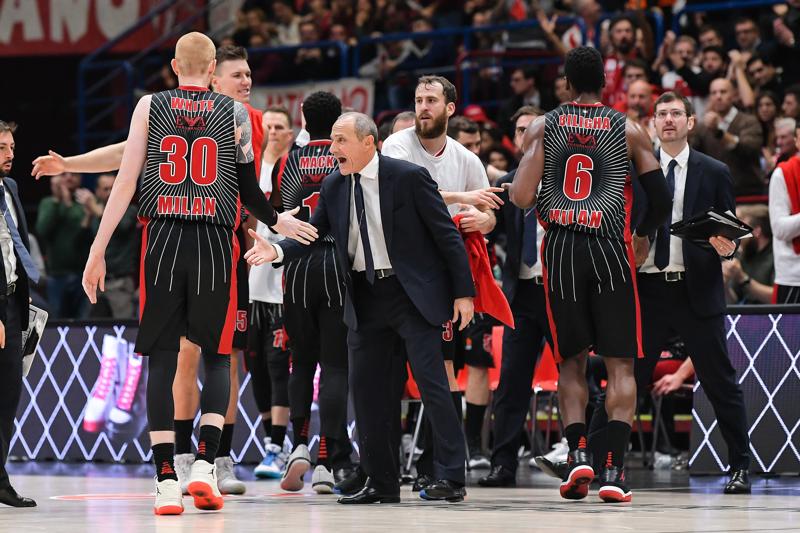 Ettore Messina, Aaron White e Paul Biligha (Lapresse) Ettore Messina, Aaron White e Paul Biligha (Lapresse)
