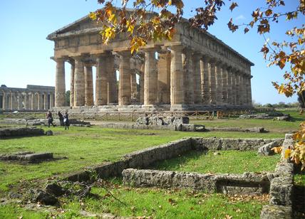 A Paestum si indaga l'enigmatico edificio di fronte il tempio di Nettuno