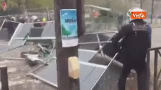 La Polizia di Parigi smantella le barricate create dai gilet gialli