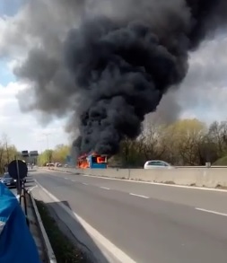 Autista dà fuoco a bus pieno di studenti