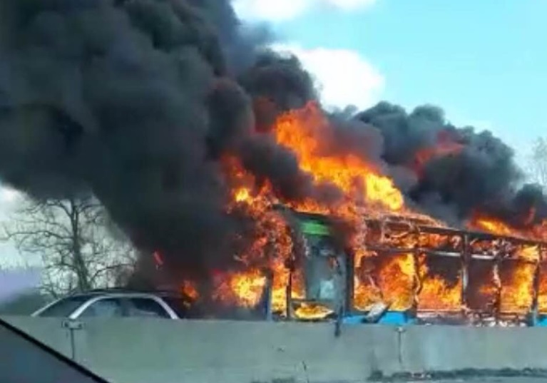 Autista dà fuoco a bus pieno di studenti (foto: Marco Cella via facebook)