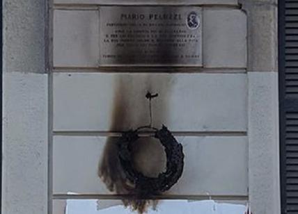 Milano, bruciata la corona dedicata al partigiano Peluzzi