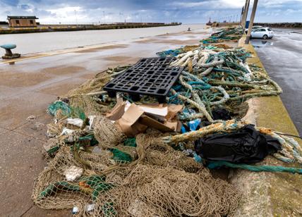 Un mare di plastica a Fiumicino: i pescatori recuperano tonnellate di rifiuti