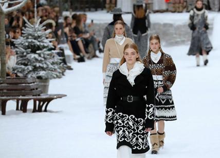 Chanel sfila a Parigi: tributo a Karl Lagerfeld è un paradiso innevato. FOTO