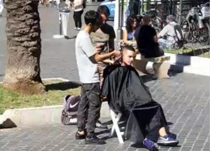 Piazza di Spagna, spunta il parrucchiere abusivo. Violato il luogo simbolo