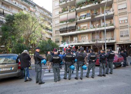 Casal Bruciato, casa popolare a rom. Rivolta residenti: “Rivogliamo Mussolini”