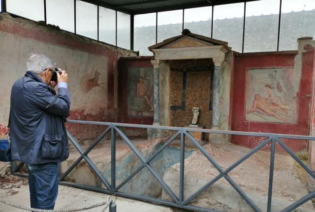 In un set fotografico alcune icone di storia e della cultura della Campania