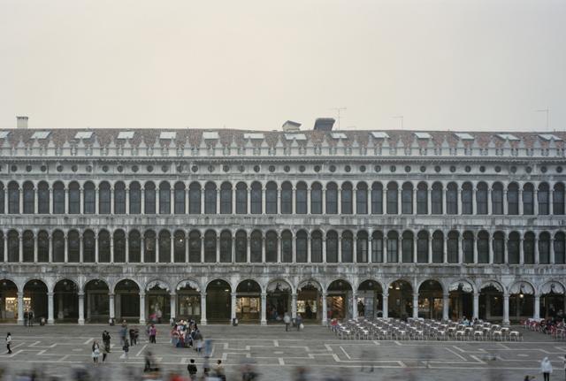 Procuratie Vecchie a Venezia. Credits: Contrasto, Martino Lombezzi