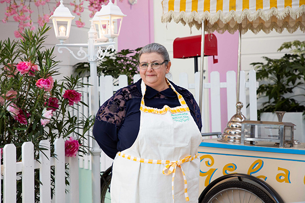 ANNAMARIA RENNA 53 anni – Capaccio Paestum (SA) – Disoccupata Annamaria ha lavorato nel laboratorio di oreficeria dei genitori e, tra una rifinitura e l’altra, ha sempre coltivato la passione per la pasticceria. A Bake Off vuole dimostrare il suo vero valore tra i fornelli.