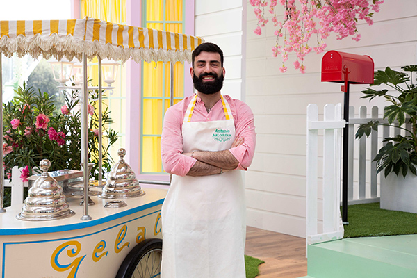 ANTONIO BONANNO 28 anni – Nicolosi (CT) – Commesso Laureato in grafica pubblicitaria, Antonio lavora come commesso. Bake Off è la sua grande ambizione: un’opportunità per esprimere il suo amore per la pasticceria e la sua vena creativa.