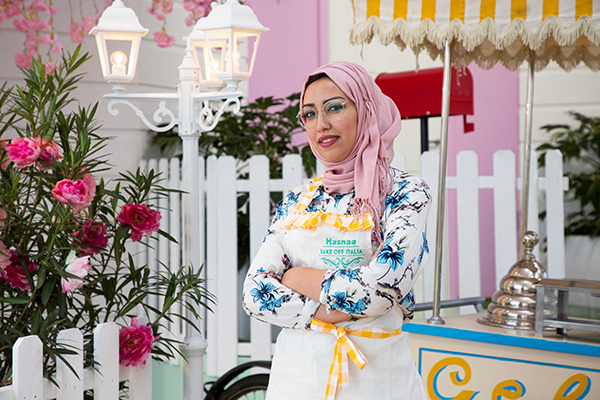 HASNAA MACHAAR 28 anni – Campagna (SA) – Operaia Hasnaa è una giovane mamma originaria di Casablanca dal curioso accento salernitano. Farebbe di tutto per garantire un futuro migliore alla figlia e oggi lavora come operaia. A Bake Off vuole dedicare del tempo a se stessa
