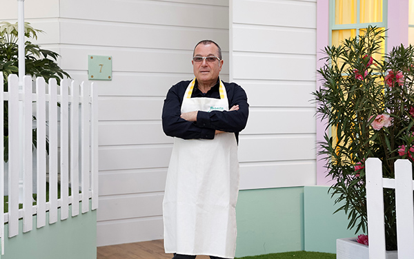 ROBERTO LANDRISCINA 59 anni – Cinisello Balsamo (MI) – Impiegato Roberto, tecnico elettronico su consulenza, è spesso in giro per il mondo. I viaggi, insieme alla barca e alla pasticceria, sono la sua grande passione. Sogna di aprire una bakery a Milano con i suoi due figli.
