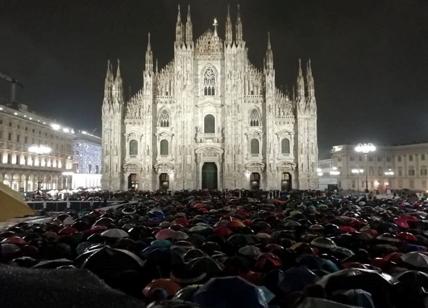 “Le Sardine non odiano, si moltiplicano”, in 25.000 in Piazza Duomo a Milano