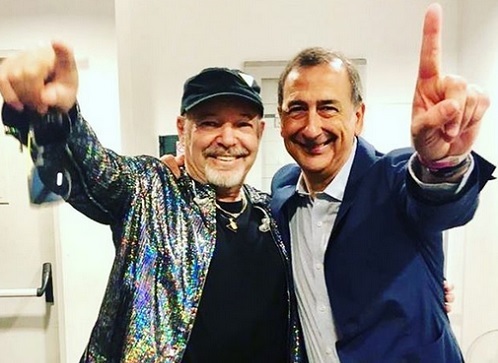 "Zio Vasco e zio Beppe": queste le semplici parole del sindaco di Milano Beppe Sala a corredo della foto pubblicata sul proprio profilo Instagram, che lo immortala assieme a Vasco Rossi. Il rocker ed il primo cittadino si sono incontrati ieri. Il "Komandante", come è noto tra i fan, è nel mezzo di un tour de force di ben sei date allo stadio San Siro di Milano, l'1, il 2, il 6, il 7, l'11 ed il 12 giugno. Curiosamente, sempre nella giornata di ieri, Beppe Sala aveva dichiarato riferendosi a Matteo Salvini, il quale aveva detto di sentire gli italiani come "60 milioni di figli", di non volerlo "nemmeno come zio".