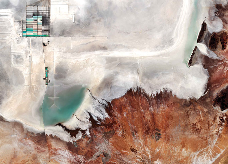 Salar de Uyuni, Bolivia È la distesa di sale più grande al mondo. Circa 40.000 anni fa, questa area faceva parte di un gigantesco lago preistorico. È anche uno dei più ricchi depositi di litio, la cui grandezza è stimata attorno ai 9 milioni di tonnellate. Salar de Uyuni, Bolivia È la distesa di sale più grande al mondo. Circa 40.000 anni fa, questa area faceva parte di un gigantesco lago preistorico. È anche uno dei più ricchi depositi di litio, la cui grandezza è stimata attorno ai 9 milioni di tonnellate.