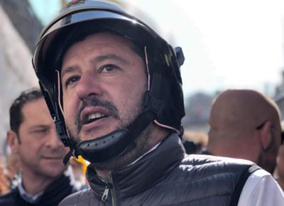 salvini casco pompieri ape