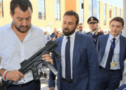 Lega, Matteo Salvini con il mitra nel giorno di Pasqua: Morisi sbaglia tutto