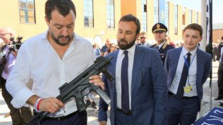 Salvini, Pasqua social con il mitra. "Leghisti armati e dotati di elmetto"