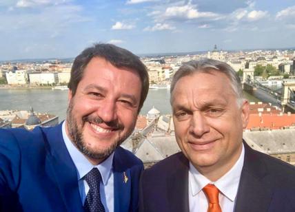 Papa Francesco richiama Orban e Salvini: "Non chiudere la porta ai migranti"