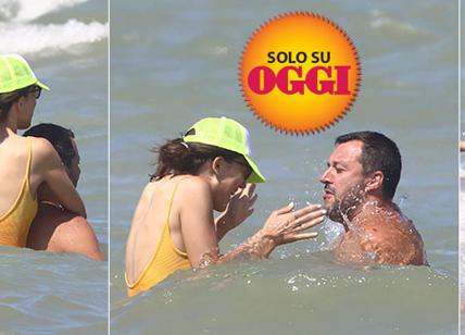 Salvini e Francesca giocano in mare, la crisi non colpisce la coppia. FOTO