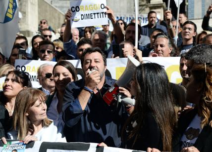 Salvini in Campidoglio: “Raggi dimettiti”. Il Pd denuncia: “Sfiducia tarocca”
