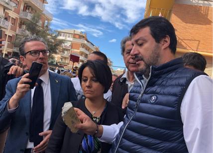 Salvini si prende Ostia, blitz nelle case popolari: “Raggi non all'altezza”