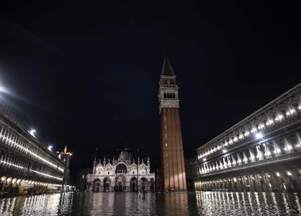 Le opere di Lucio Fontana e Antony Gormley insieme in una mostra a Venezia