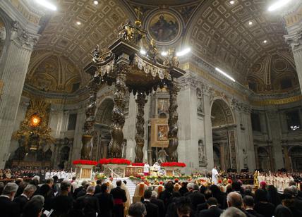 San Pietro, sale sull'altare e lancia un candelabro: fermato squilibrato