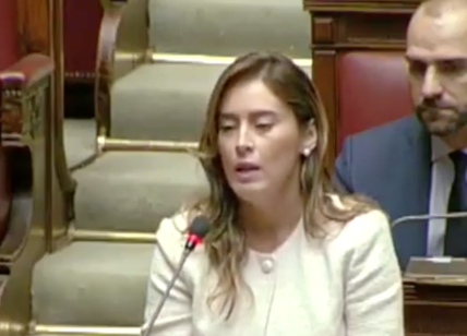 Maria Elena Boschi in look bianco si commuove in Aula: ecco perché. VIDEO