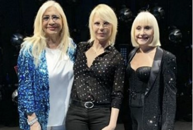 Mara Venier , Maria De Filippi , Raffaella Carrà ad Amici su Canale 5 (foto Dagospia ) Mara Venier , Maria De Filippi , Raffaella Carrà ad Amici su Canale 5 (foto Dagospia )