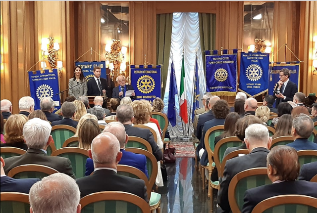 Sul podio il Presidente del Rotary Club Circo Massimo di Roma,  Francesco Mele