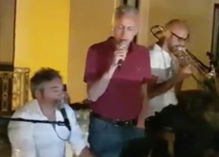 Se Travaglio si mette a cantare... Ecco la sua performance in Salento. Video